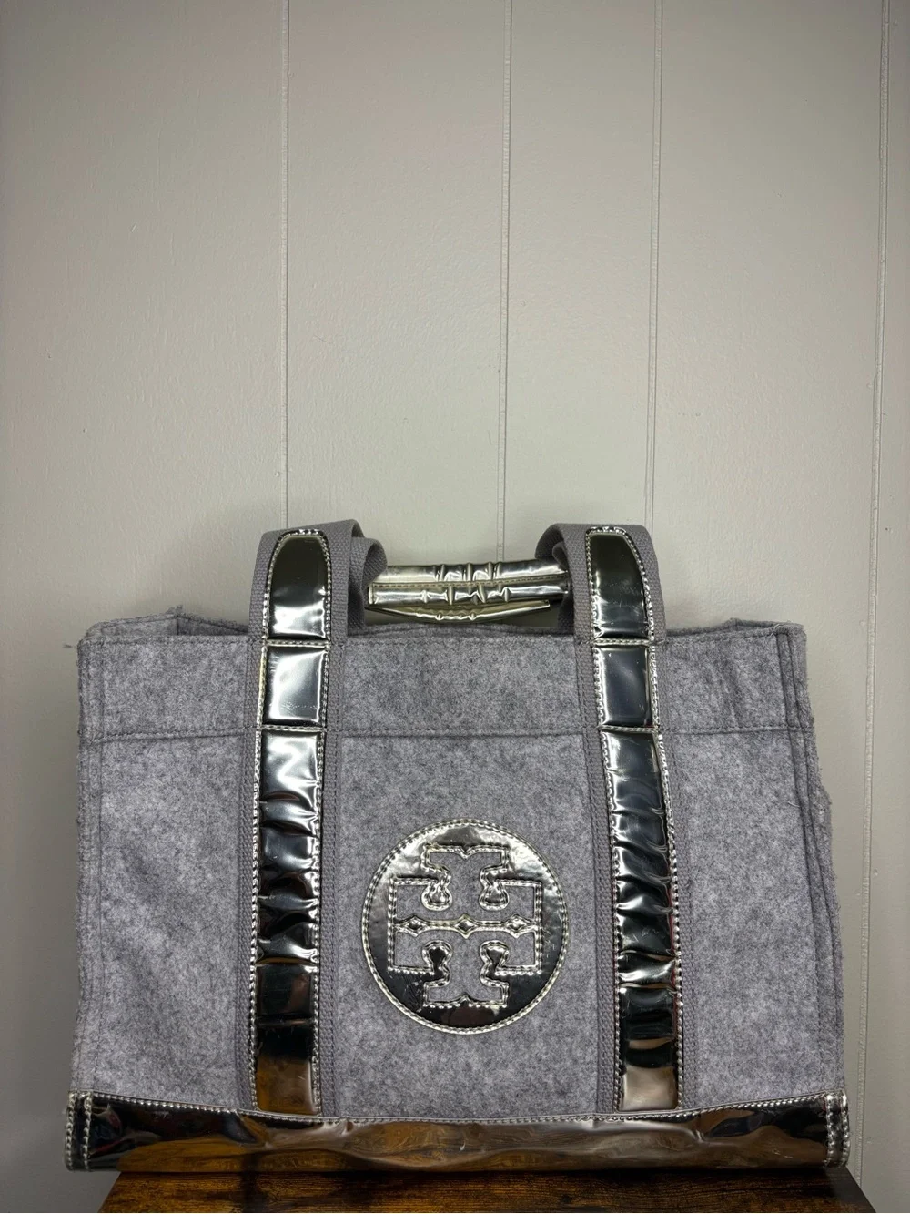 Tory Burch Flannel Felt Gray Large Logo Tote Bag
Metallic - Picture 1 of 7